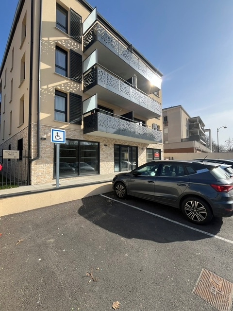 LOCAL PROFESSIONNEL 130m2 CENTRE VILLE JASSANS + 2 STATIONNE